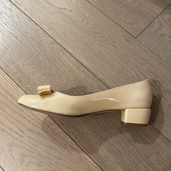 Salvatore Ferragamo Vera Pumps 6.5 women’s in macaron - Picture 2 of 9